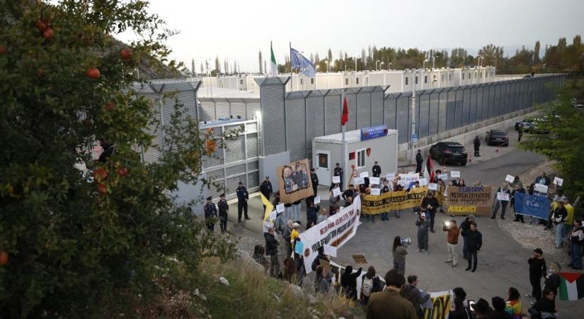 Uniós forrásokból építene migrációs kitoloncolási központokat 19 tagállam, Magyarország nincs köztük