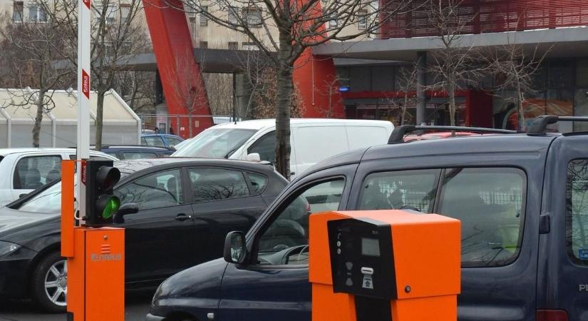 Véget vetnek az ingyenes parkolásnak a szolnoki Intersparnál, borsos díjat jelentettek be