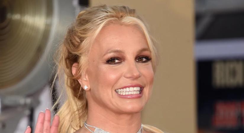 Britney Spears új pasival és egy bizarr játékkal tért haza Mexikóból - Fotó!
