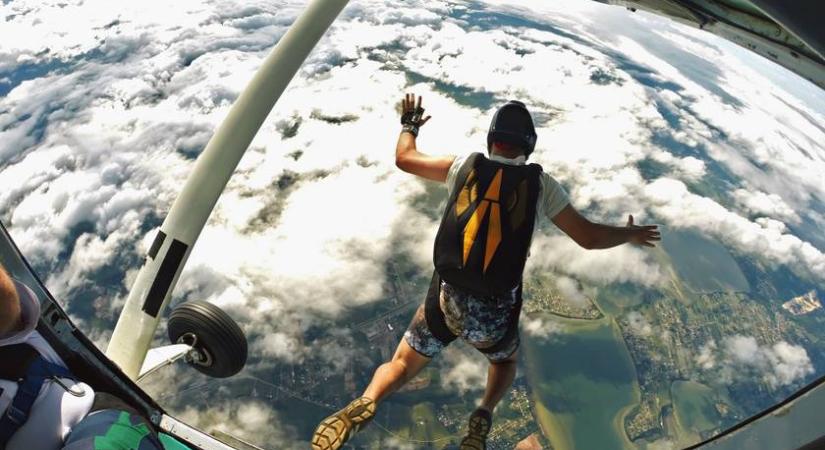 4500 méterről ugrott, majd a repülő farkába akadt az ejtőernyője: videón a vérfagyasztó eset