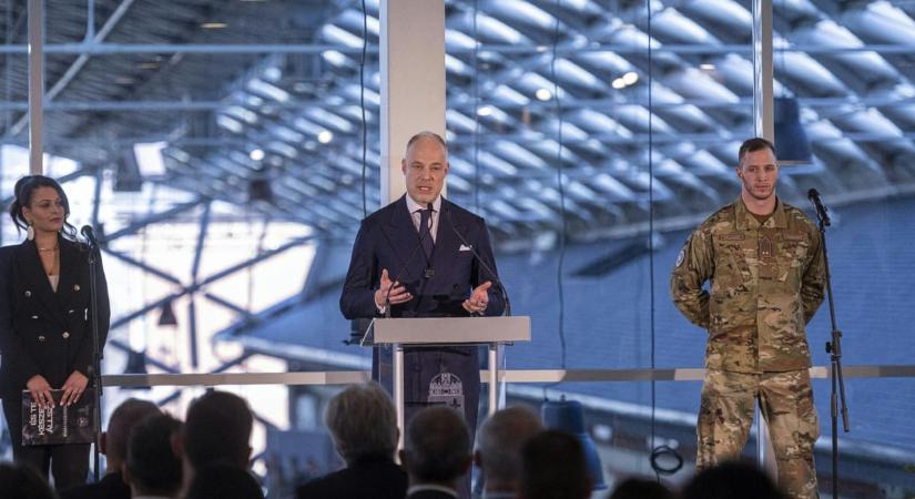 Megpróbált bejutni a budapesti orosz nagykövet a Bálnába egy NATO-vendégekkel teli konferenciára, de kidobták