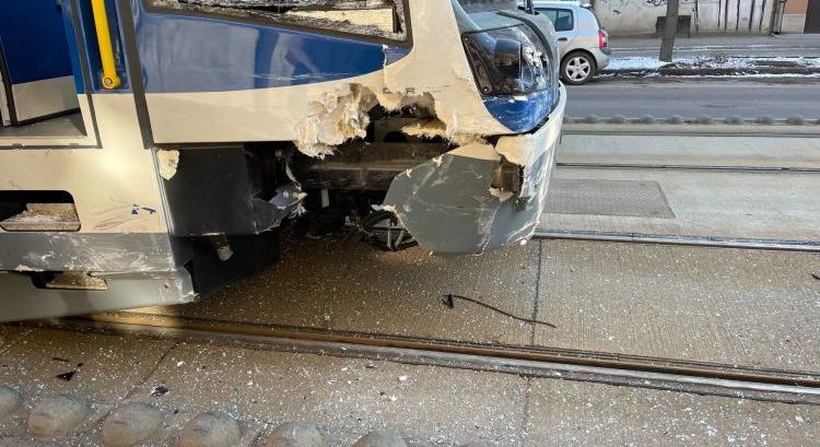 Autóval ütközött a tram-train, de már közlekednek a járatok