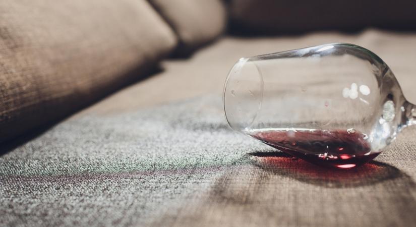 A kanapém védelmében: így úszhatja meg ép bőrrel az ünnepeket a nappali legfontosabb bútora!