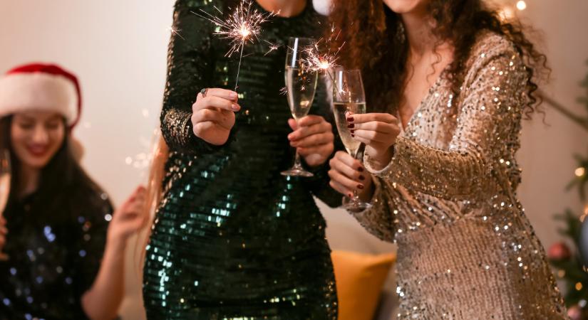 Felejtsd el a csillogó ruhát – ezek az ünnepi szettek hódítanak idén