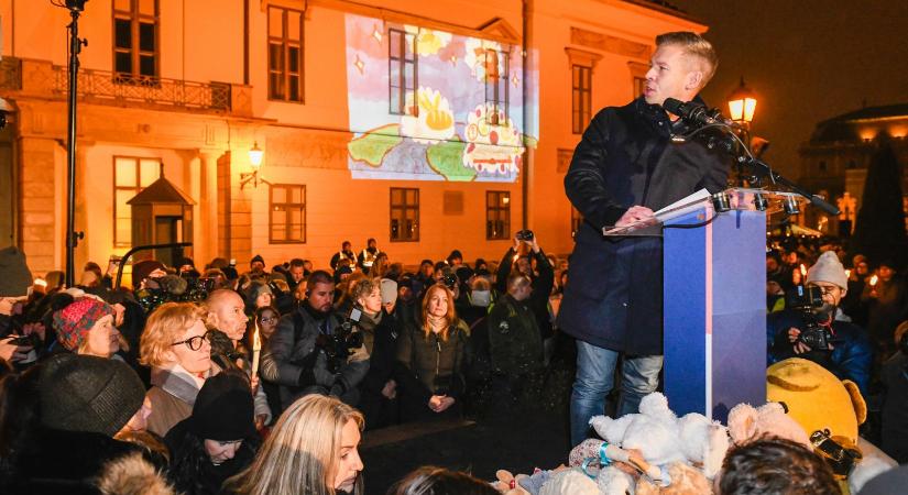 Egy fogyatékossággal élő, földön fekvő gyermeket fojtogató nevelőről készült videófelvétel került Magyar Péter birtokába