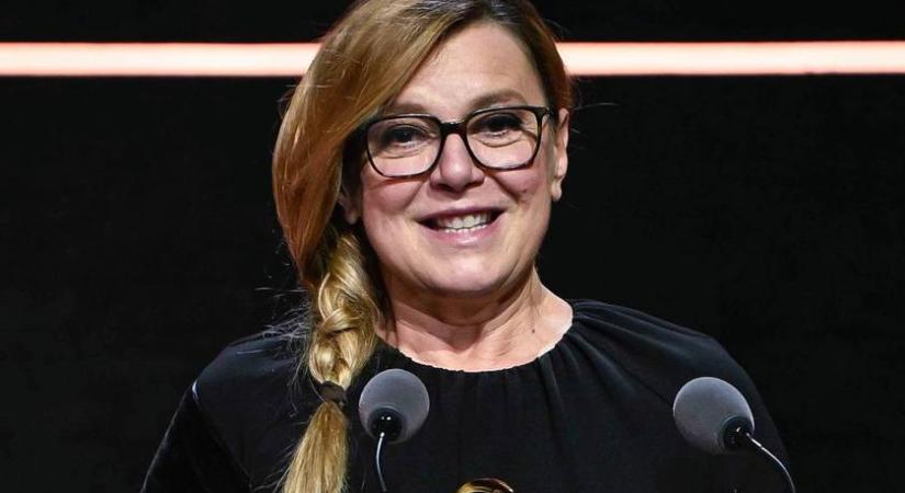 Az 57 éves Borbás Marcsi feszülős estélyiben a címlapon: tiszta modell ezen a képen