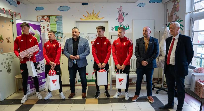 Szívbemarkoló fotók, nagybeteg gyerekeket leptek meg a DVSC-focistái