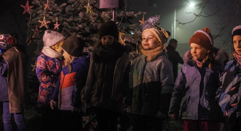 Idén is összegyűltek a Cholnoky városrésziek karácsony előtt (galéria)