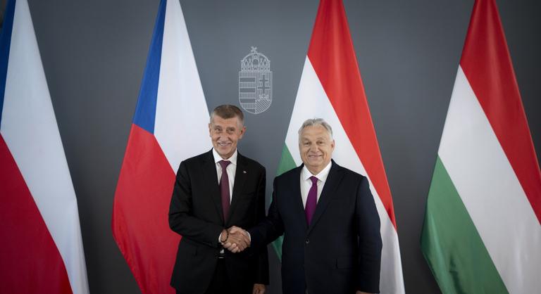 „Visszatért a mi hősünk” – az újraválasztott cseh miniszterelnök mellől jelentkezett be Orbán Viktor