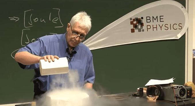 „Brutális fizikaórát” ajánlott fel jótékony célra a BME egyik legismertebb oktatója