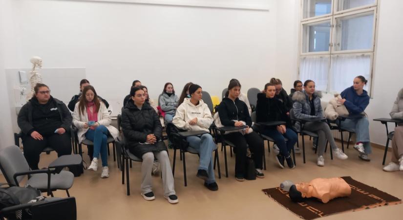 Az Eötvös egészségügyis tanulói workshopon vettek részt a kórházban