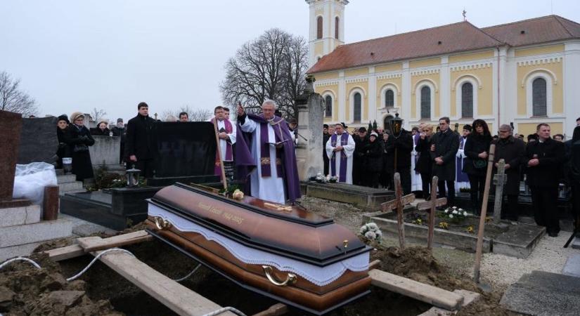 Kérése szerint sírjára nem kerültek virágok, László atyát szülőfalujában helyezték örök nyugalomra - fotók