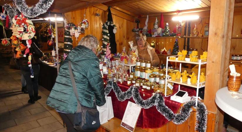 Karácsonyi vásár és színes programok az új közösségi téren – fotók