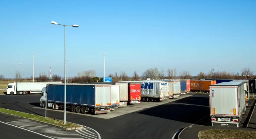 Tömeges csődtől félnek a fuvarozók az útdíjemelés miatt, tárgyalásra hívták Lázár Jánost