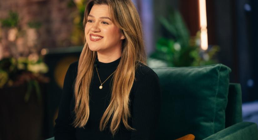 Kelly Clarkson zöld bársony ruháját akarja most mindenki – karácsonyra tökéletes