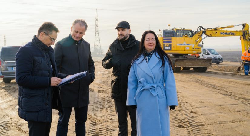 Elkezdődött a 354. számú főút és a 33. számú főút összekötése, kivonult néhány fotóra a városvezetés