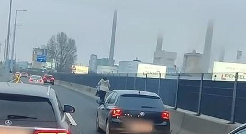 Rolleres az autópályán?! Igen, és még pofátlan is (videó)