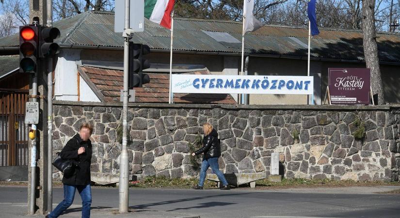 Előkerült a videó, amin egy nevelő fojtogat és bántalmaz egy gyereket a fóti gyermekotthonban