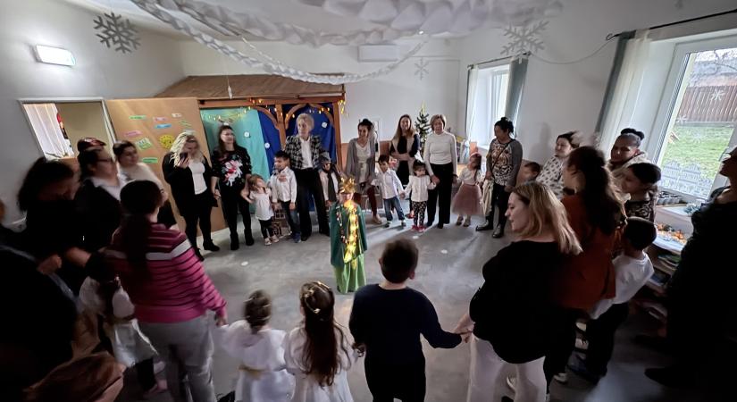 Havas karácsonyt és szinte kézzel tapintható szeretetet varázsoltak az Észak utcai oviban