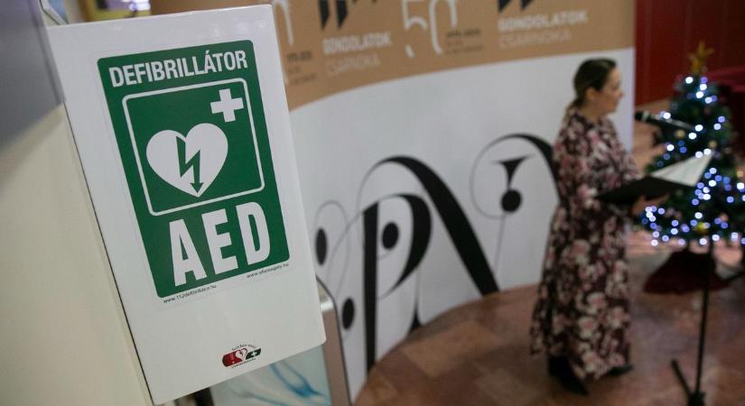 Összefogással az életért: újabb helyen érhető el nyilvános defibrillátor Kecskeméten – fotók