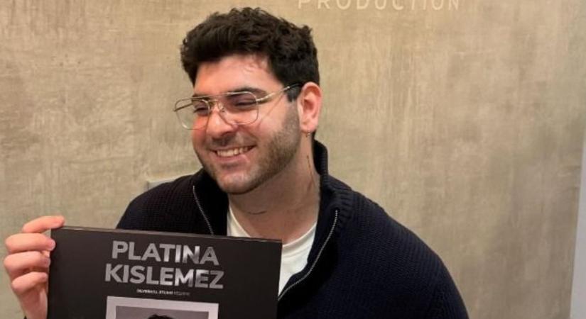 Első platina lemezét vehette át a dunaújvárosi tehetség