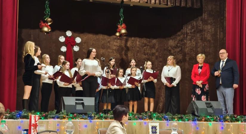 A felújított kultúrházban tartották Ekecs évzáró képviselő-testületi ülését