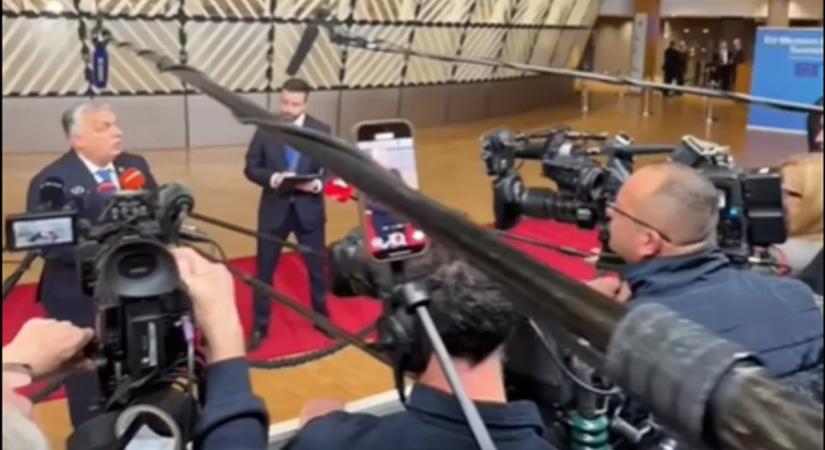 Újságírók hada várta Orbán Viktort Brüsszelben