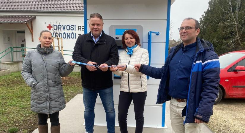 Apró gép, nagy könnyebbség – átadták Nagykarácsony új bankautomatáját