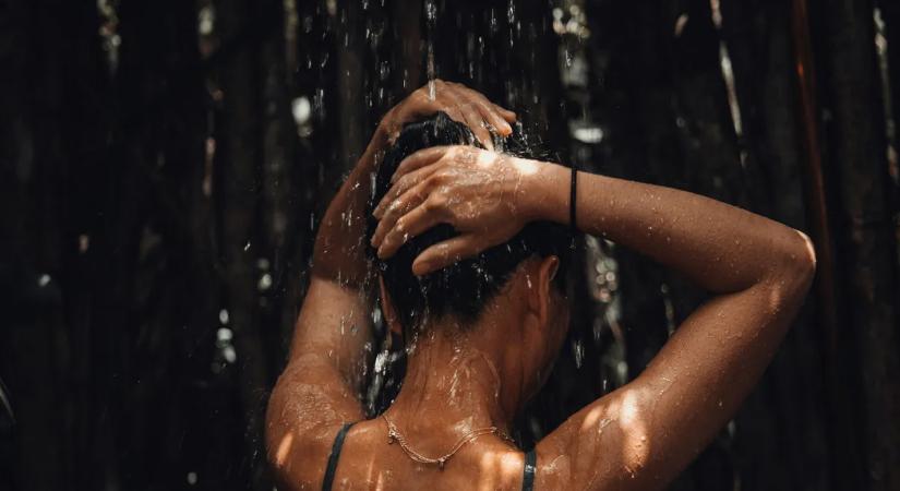 Sötétben zuhanyozni? A szakértők szerint meglepő előnyökkel jár ez a szokatlan rituálé