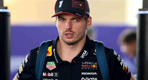 Új rajtszámmal vág neki 2026-nak Max Verstappen