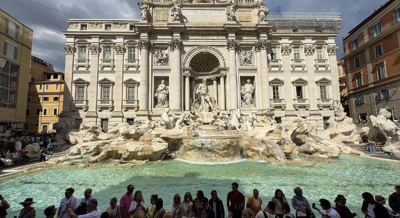 Véget ér az ingyenes fotózás: januártól belépőt szednek a Trevi-kútnál