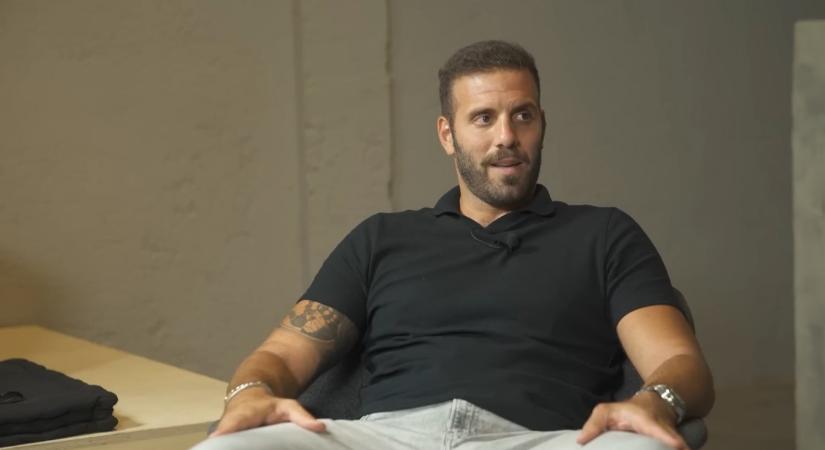 Felfüggesztették a Sziriza egyik EP-képviselőjét, mert leütött egy újságírót a kocsma előtt