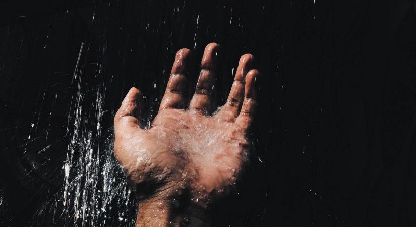 Meglepő előnyök: ezért jó a sötétben zuhanyzás a szakértők szerint