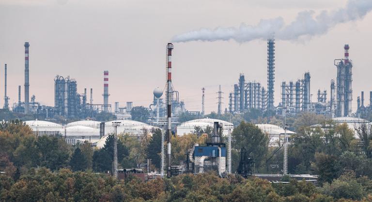 Műszaki hiba okozta a tüzet, jövő őszre fejeződhet be a Dunai Finomító javítása