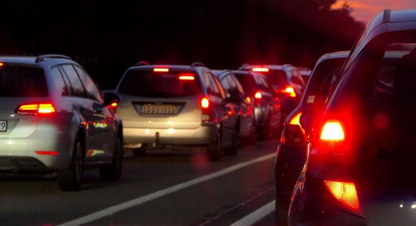 Hatalmas a dugó az M1-es autópályán, két baleset is történt