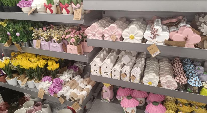 Húsvéti dekoráció a polcokon, miközben még a karácsonyfát sem állítottuk fel