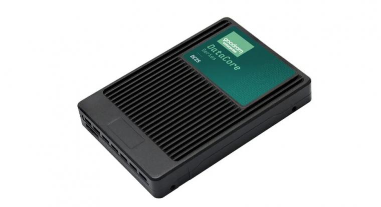Csendben érkezett meg a világ legnagyobb PCIe 5.0-ás SSD-je