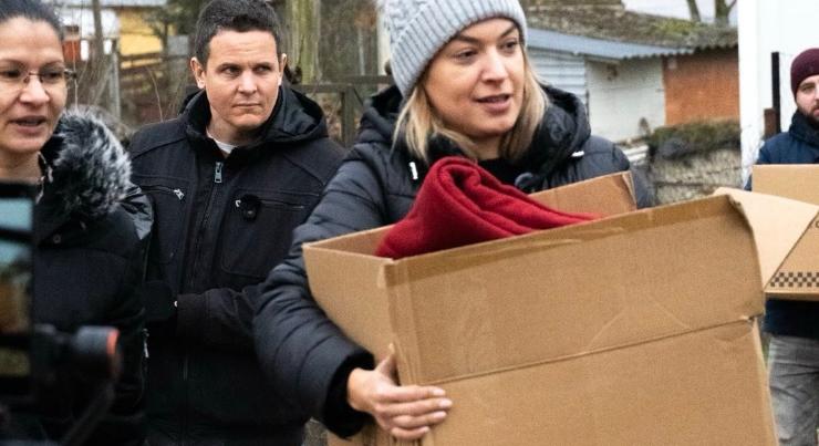 Tompa Enikő tiszás adományokat vitt a Biczó István kertbe