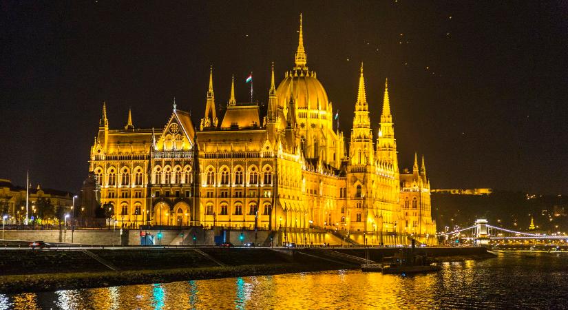 Brutális éjszakai lesivideó szivárgott ki a Parlament elől, valami felfoghatatlan jelent meg a sötétségben