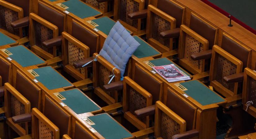 Hajnali kettő előtt kivonultak a fideszes képviselők, így elmaradt a Szőlő utcai ügyről szóló rendkívüli parlamenti ülés