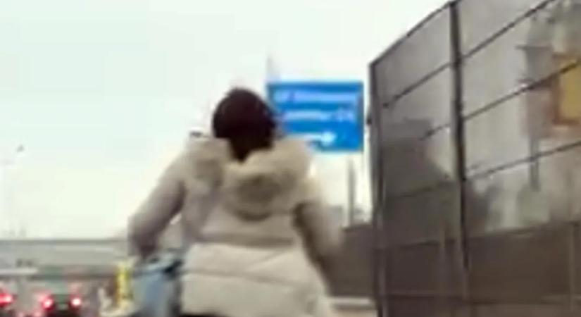 Botrány az autópályán, mindenkinél kiverte a biztosítékot a rolleres nő - videó