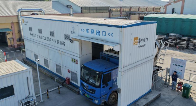 Ilyen egy akkucsere-állomás testközelből