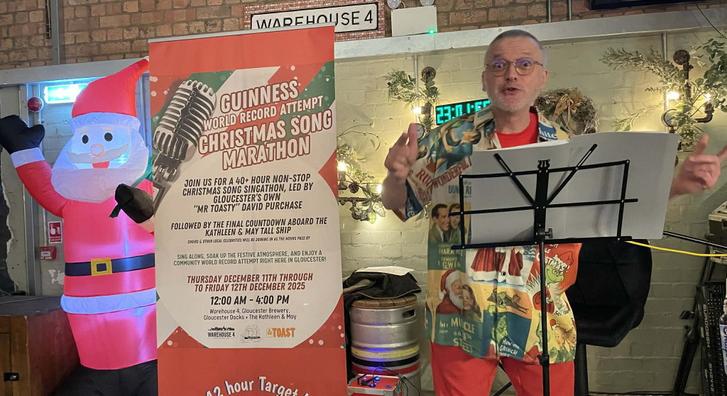 42 órán keresztül énekelt karácsonyi dalokat, megdöntötte a rekordot