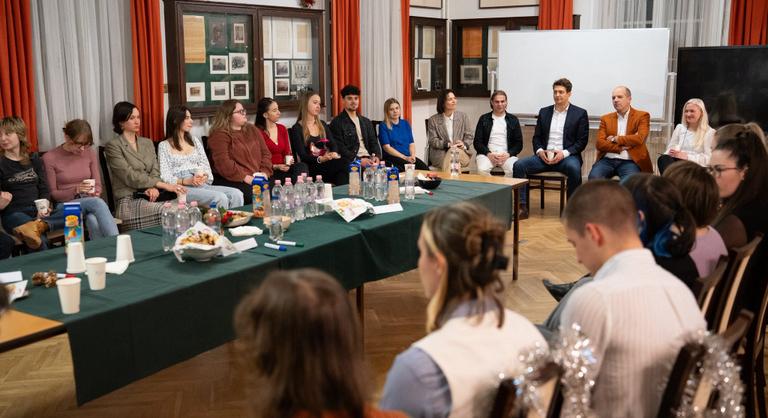 A férfiak először engedik a lányokat továbbtanulni egy magyar településen