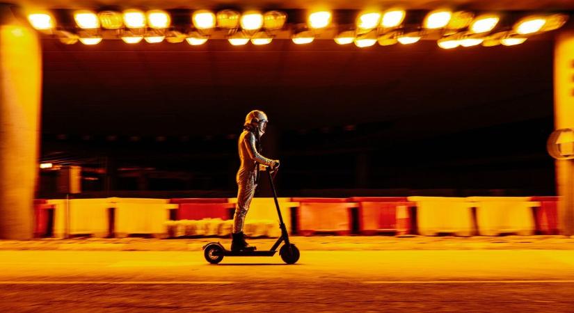 A napokban száguldozott egy rolleres a forgalomban – a felvétel nagy felháborodást keltett