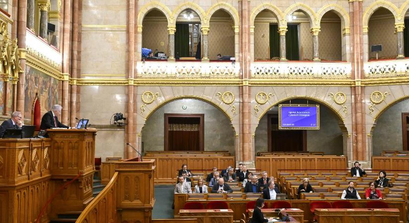 A Fidesz éjfél utánra tolta a vitát, aztán a képviselői be sem mentek a Szőlő utcáról szóló parlamenti vitára