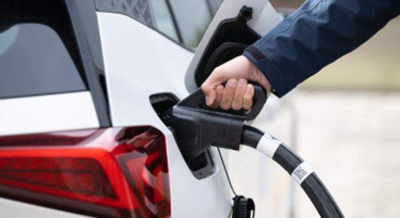 Enyhített a szigoron a EU! Mégsem kell lemondania a kedvenc autójáról!