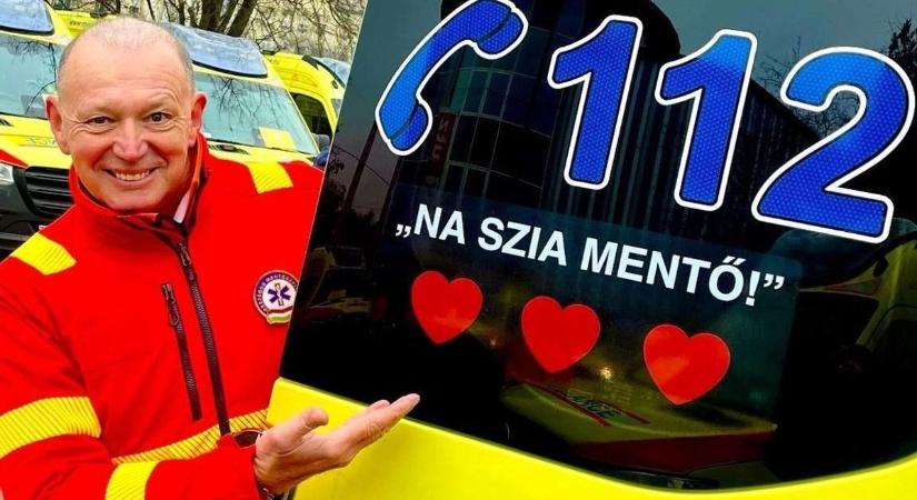 „Na szia mentő!” – állnak a mentőautók ablakain a hősies kisfiú mára híressé vált szavai