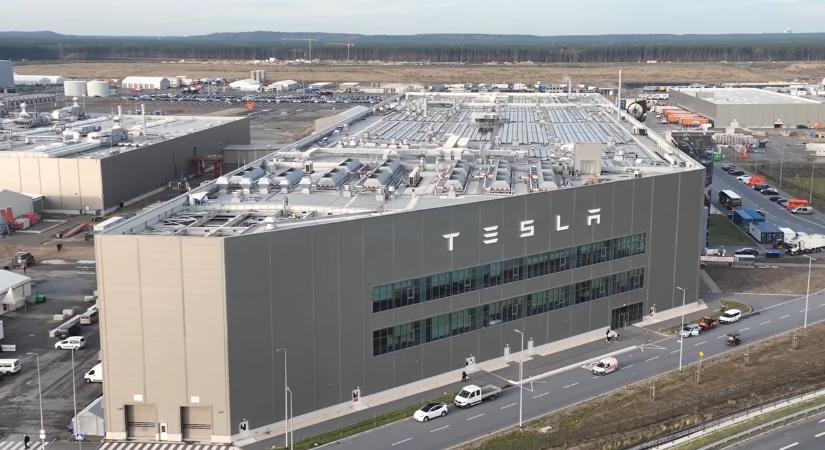 Egy bő év múlva már berlini cellákkal jönnek a Teslák