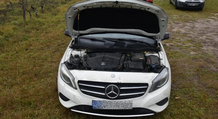 Zűrös fuvar: elhajtott a Mercedesszel az utas